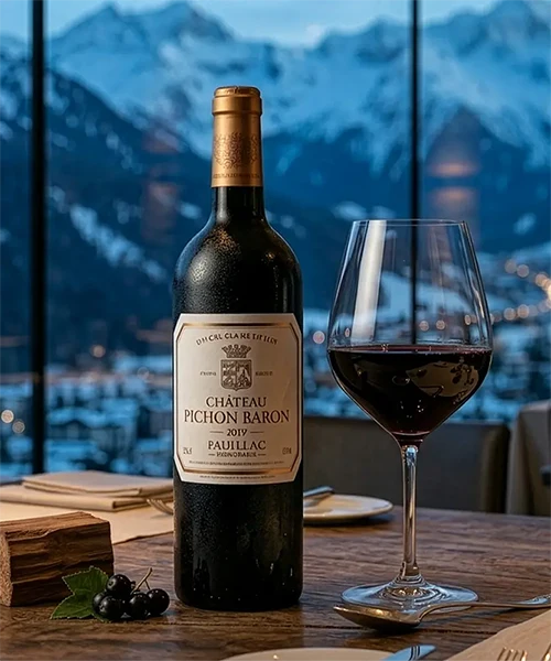 Bouteille et verre de Château Pichon Baron Pauillac, vin rouge de Bordeaux sélectionné par le restaurant Stratos à Val d'Isère, vignette