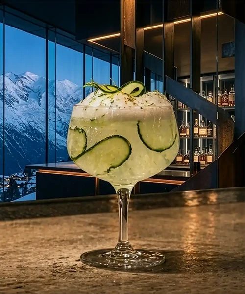 Cocktail signature au gin alpin, eau de glacier, concombre et écume de citron vert du restaurant Stratos à Val d'Isère, vignette