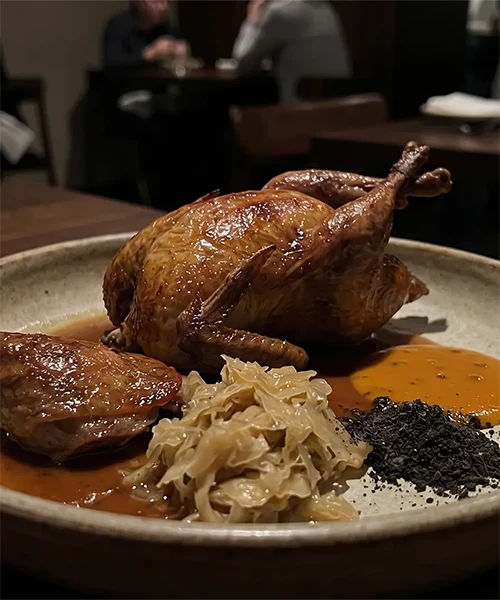 Faille : pigeon rôti entier, cuisse confite, jus à la baie d'argousier, chou fermenté et condiment à la cendre, plat du restaurant Stratos à Val d'Isère, vignette