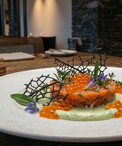 Torrent : tartare de truite fumée à froid, crème d'aneth, œufs de truite, chips de peau et herbes alpines, entrée du restaurant Stratos à Val d'Isère, vignette